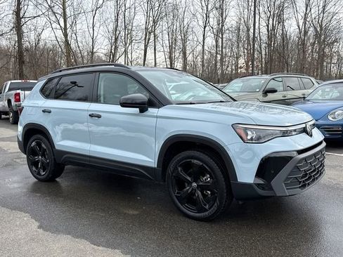 Certified 2025 Volkswagen Taos SE image 2