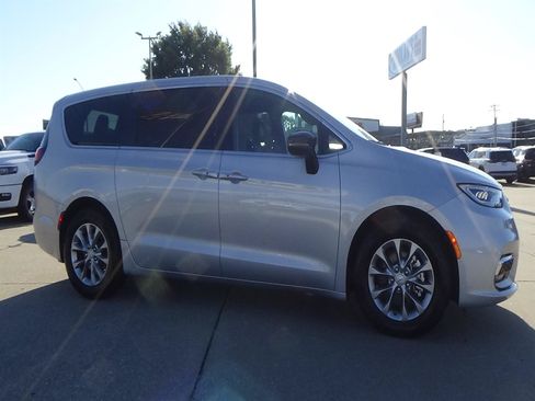 Certified 2026 Chrysler Pacifica Limited FWD image 5
