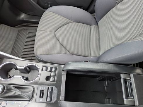 Used 2024 Toyota Highlander LE AWD/4WD image 27