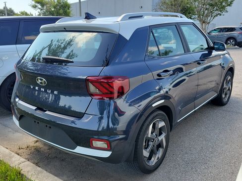 Used 2020 Hyundai Venue FWD image 3