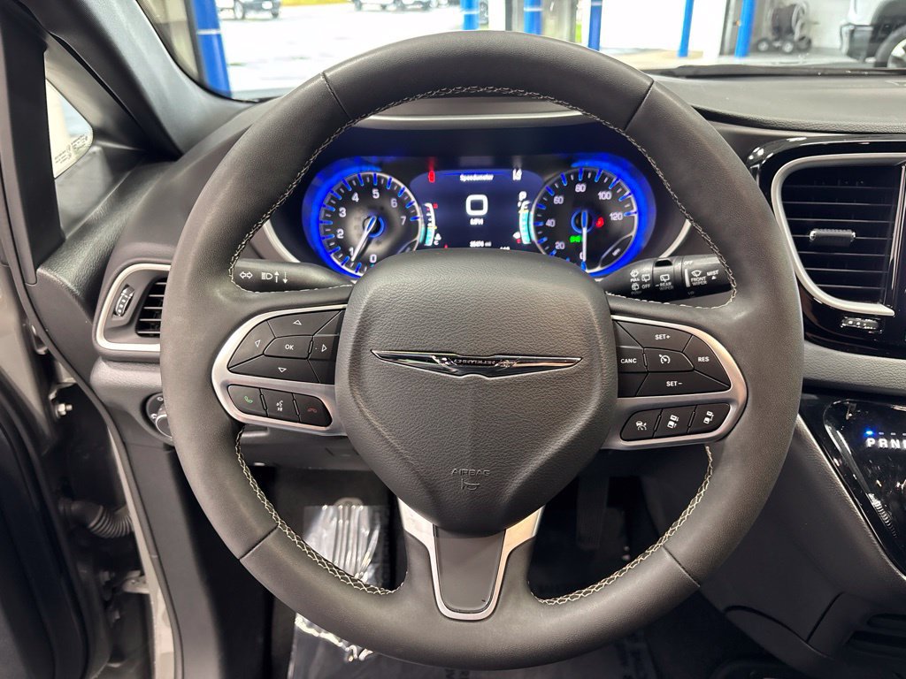 Used 2025 Chrysler Pacifica Select FWD image 12