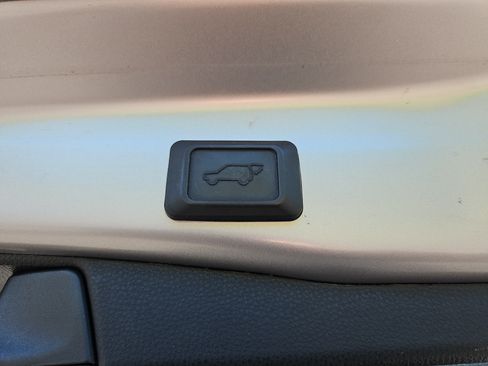 Used 2021 Toyota RAV4 XLE Premium AWD/4WD image 15