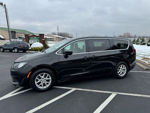 Used 2018 Chrysler Pacifica LX image 4