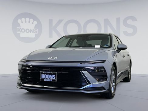 Used 2025 Hyundai Sonata SE image 1