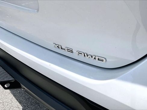 Used 2021 Toyota Highlander XLE AWD/4WD image 10