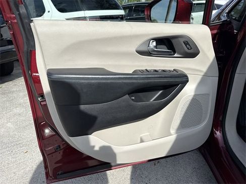 Used 2021 Chrysler Pacifica Touring-L image 13