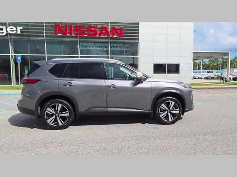 Used 2025 Nissan Rogue SL w/ Tech Package FWD image 35