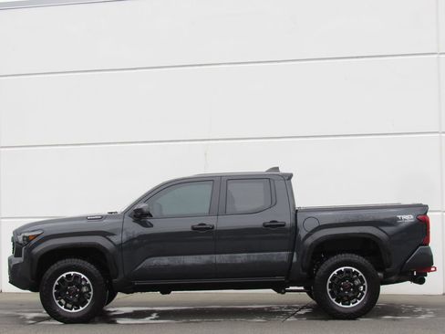 Certified 2025 Toyota Tacoma TRD Off-Road AWD/4WD image 4