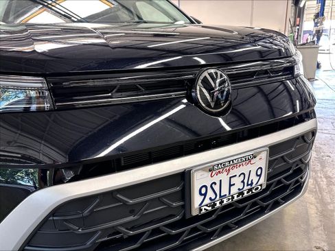Used 2025 Volkswagen Taos SE FWD image 35