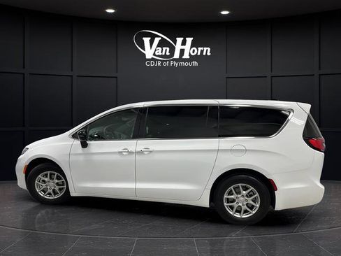 Used 2026 Chrysler Pacifica Select FWD image 4