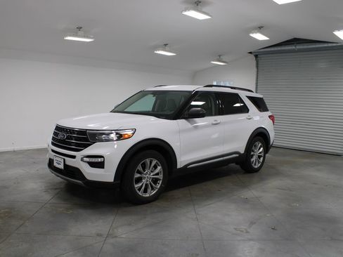 Used 2020 Ford Explorer XLT w/ Equipment Group 202A image 4