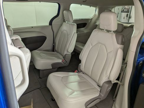 Used 2020 Chrysler Pacifica Touring-L Plus FWD image 33
