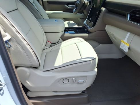 New 2026 GMC Yukon Denali w/ Denali Reserve Package AWD/4WD image 8