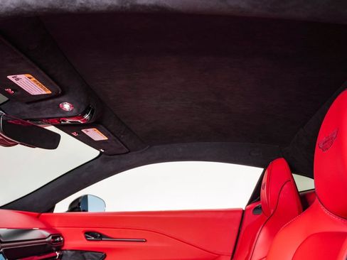 Used 2025 Aston Martin V8 Vantage Coupe RWD image 22