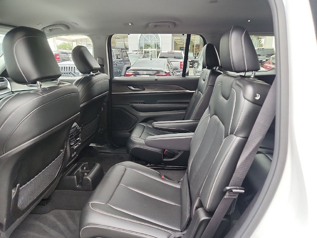 Used 2023 Jeep Grand Cherokee L Limited w/ Luxury Tech Group II AWD/4WD image 10