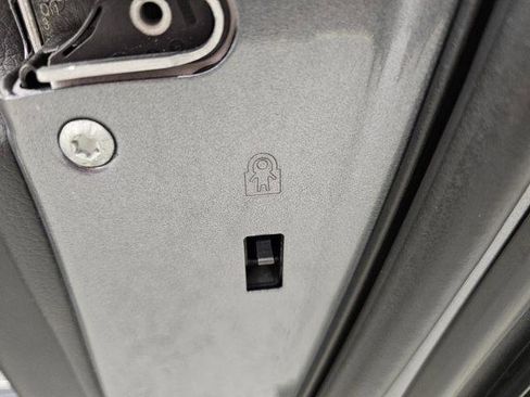 Used 2017 Mercedes-Benz E 300 4MATIC image 31