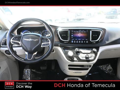 Used 2017 Chrysler Pacifica Touring-L FWD image 7