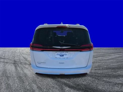 Used 2022 Chrysler Pacifica Touring-L FWD image 5