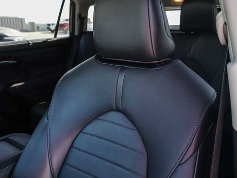 Used 2021 Toyota Highlander XLE image 29