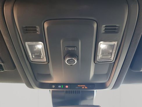 Used 2025 Chevrolet Suburban Z71 image 41