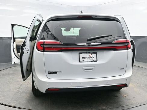 Used 2023 Chrysler Pacifica Touring-L image 39