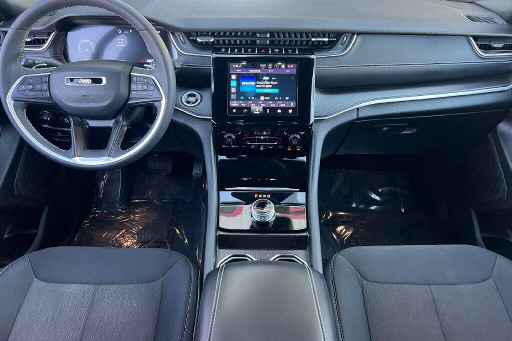 Used 2024 Jeep Grand Cherokee Laredo w/ Luxury Tech Group I RWD image 13