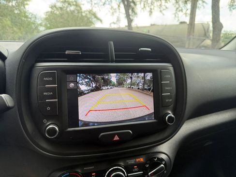 Used 2025 Kia Soul LX w/ LX Technology Package FWD image 22