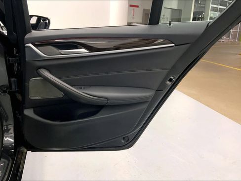 Used 2021 BMW 530e w/ Premium Package image 12