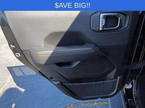 Used 2025 Jeep Wrangler Unlimited Sahara image 25