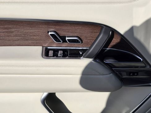 Used 2025 Land Rover Range Rover SE image 14