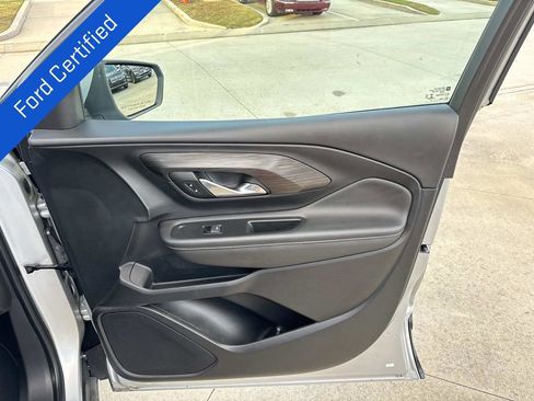 Used 2022 GMC Terrain SLE w/ Elevation Edition image 15