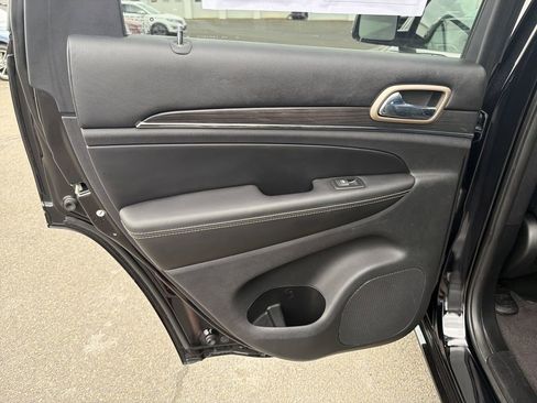 Used 2017 Jeep Grand Cherokee Overland w/ Jeep Active Safety Group AWD/4WD image 12