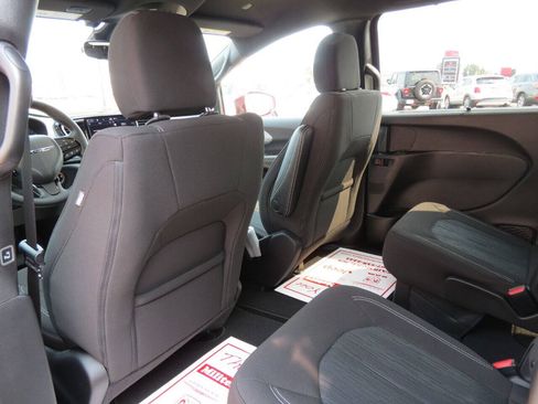 Used 2021 Chrysler Pacifica Touring AWD/4WD image 34