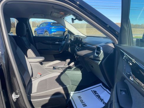 Used 2025 Chevrolet TrailBlazer LT AWD/4WD image 9