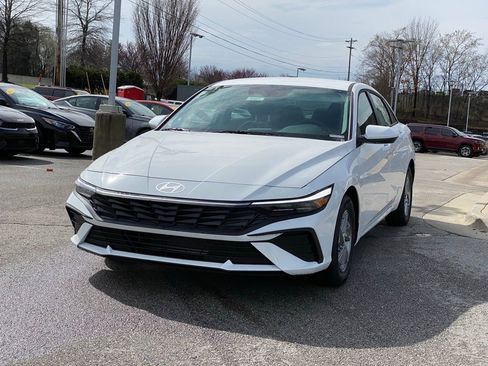 New 2026 Hyundai Elantra SE FWD image 3