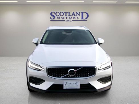 Used 2025 Volvo V60 B5 Cross Country Plus AWD/4WD image 3