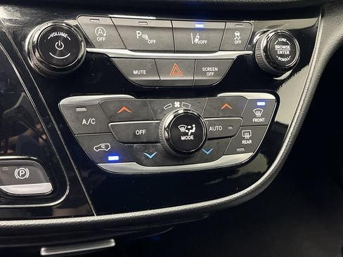 Used 2025 Chrysler Pacifica Select FWD image 21