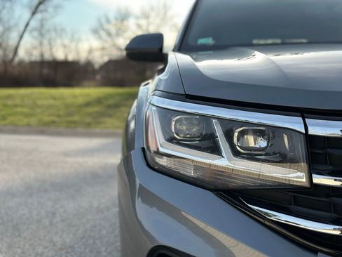 Used 2020 Volkswagen Atlas Cross Sport SE w/ Panoramic Sunroof Package image 2