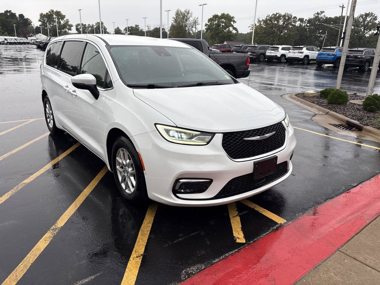 Used 2023 Chrysler Pacifica Touring-L FWD image 3