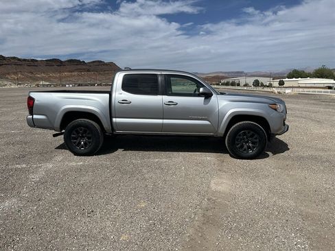 Used 2022 Toyota Tacoma SR5 AWD/4WD image 2