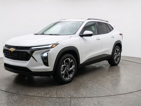 Used 2025 Chevrolet Trax LT FWD image 3
