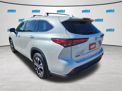 Used 2022 Toyota Highlander XLE AWD/4WD image 5
