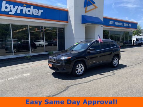 Used 2017 Jeep Cherokee Latitude w/ Cold Weather Group AWD/4WD image 1