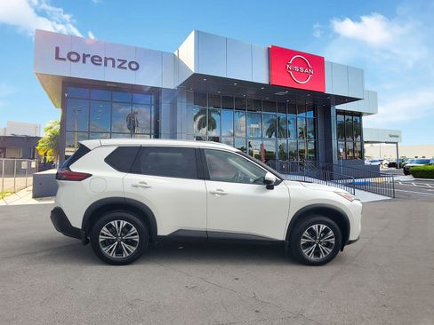 Used 2021 Nissan Rogue SV w/ Premium Package image 4