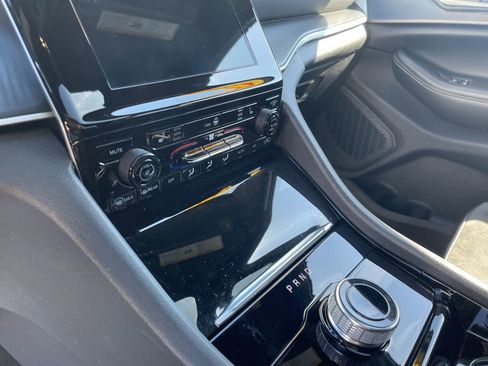 Used 2023 Jeep Grand Cherokee L Laredo image 16