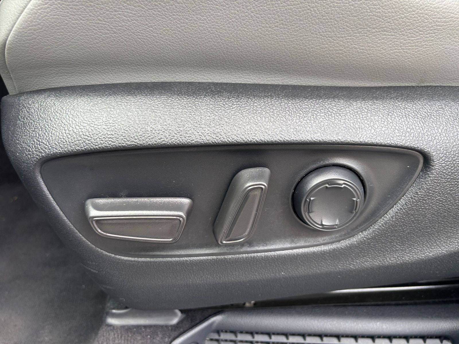 Used 2025 Toyota Sienna XLE FWD image 21