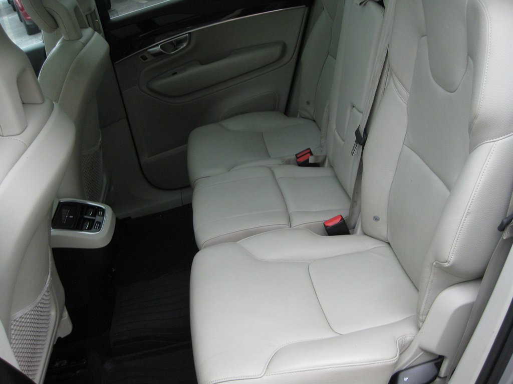 Used 2018 Volvo XC90 T6 Momentum w/ Convenience Package AWD/4WD image 24