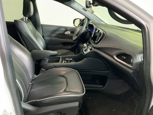 Used 2023 Chrysler Pacifica Limited w/ Uconnect Theater Family Group AWD/4WD image 29