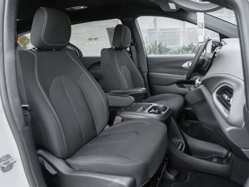 Used 2024 Chrysler Pacifica Touring FWD image 38