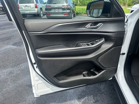 Used 2023 Jeep Grand Cherokee L Laredo image 17